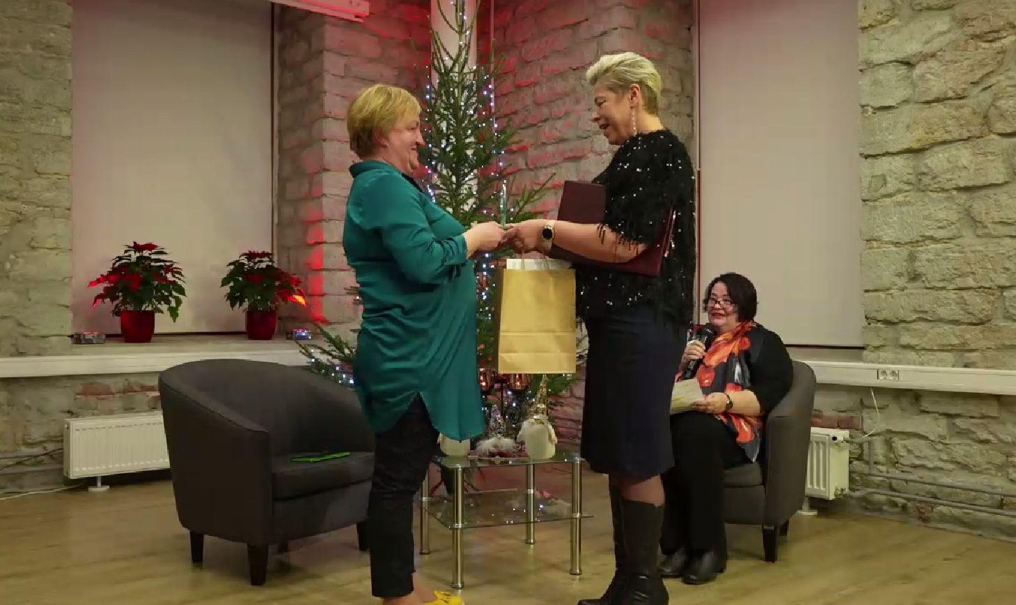 Tänukirja üleandmine Natalja Mjalitsinale