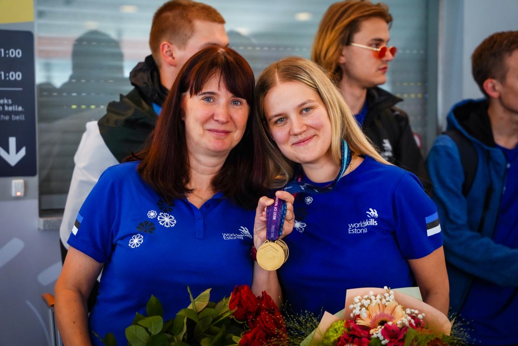 Medali pälvinud kokk Renate Paevere (paremal) koos juhendajaga