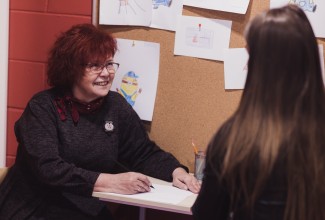 Psühholoog nõustamas naisterahvast.